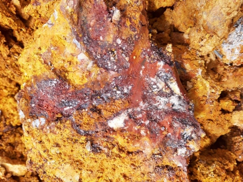 Peranggih-Massive quartz breccia with quartz veins