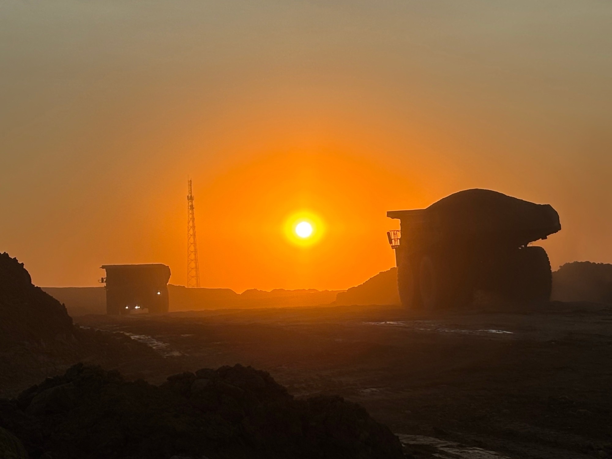 Weathering History Drives Acid Mine Drainage Risks in Oil Sands Tailings