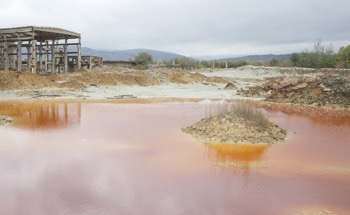 Particle Gradation and Vibration Effects on Pore Water Pressure in Sandy Mine Waste